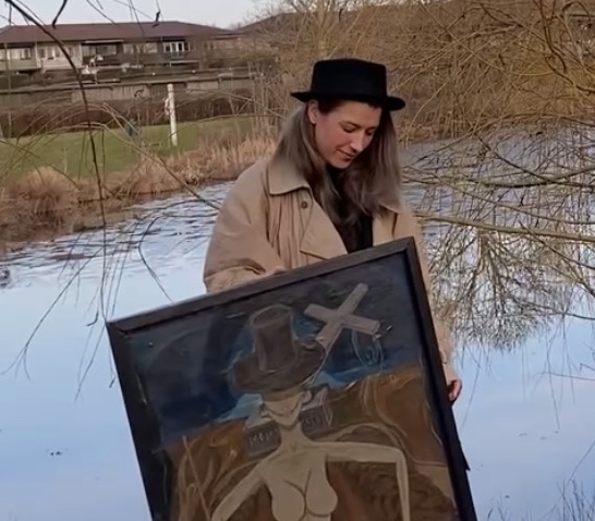 Irene Kubel med håndlavet maleri "Momento Mori" lavet af genbrugsmaterialer